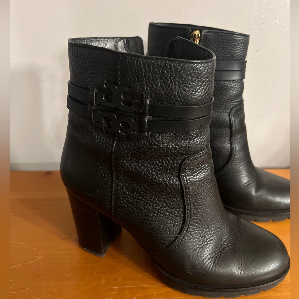 Tory Burch Leigh Black Leather Lug Sole With Logo Boots River Rock SZ 9.5